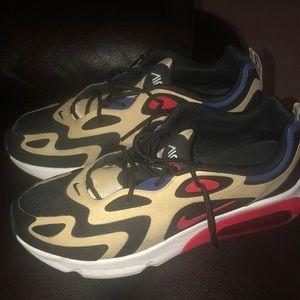 Great condition men’s size 13 Nike air 200s